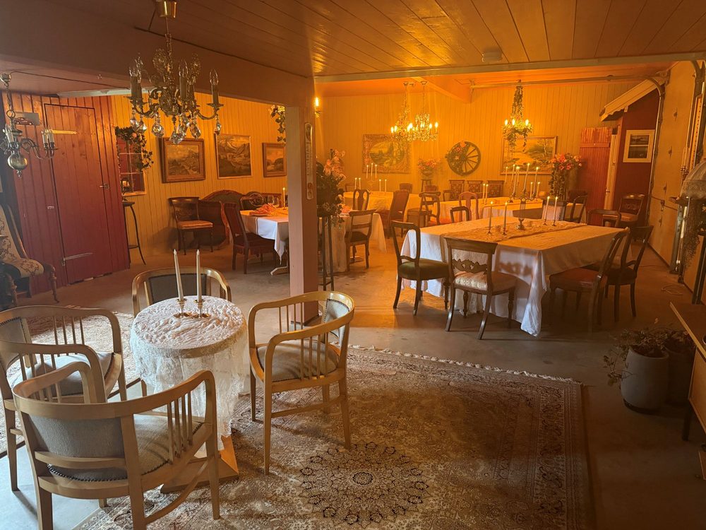 Utsikt gjennom hvelvet inn til bankettsalen, med rundt bord og stearinlys i forgrunnen